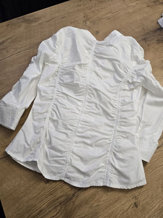 Biala koszula z marszczeniami
