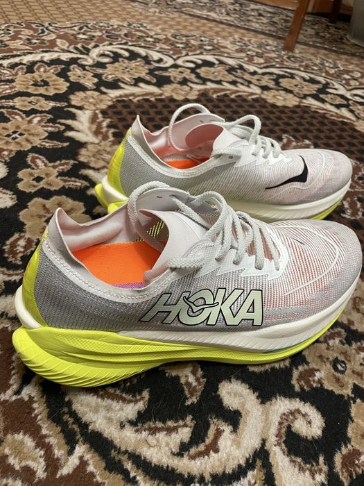 Продам кросівки Hoka