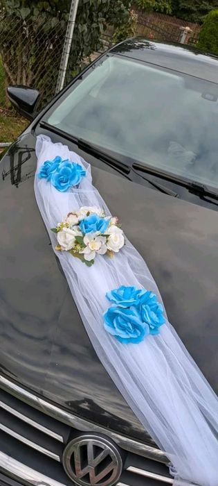 Kwiaty na auto do ślubu