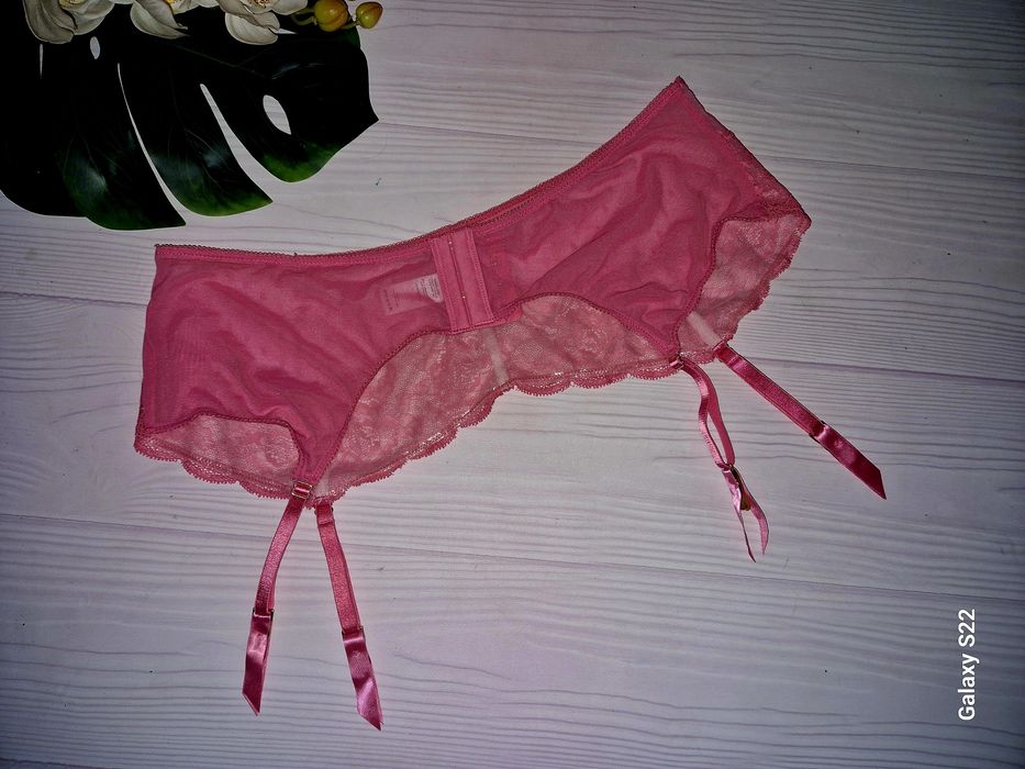 Рожевий мережевий пояс для панчох великий розм ір 22