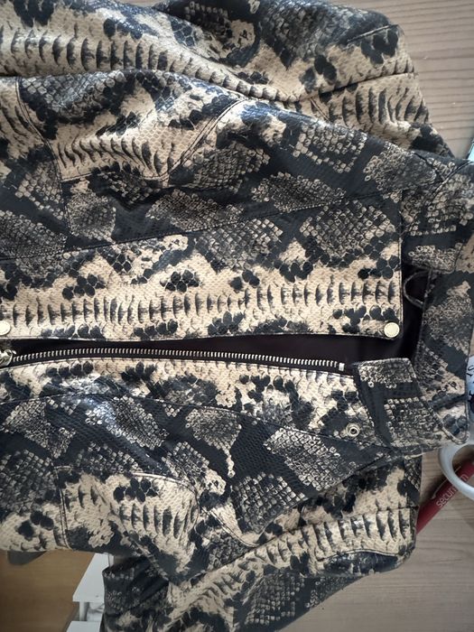 Oryginalna kurtka Marciano by Guess w efektownym wzorze python / snakeskin.