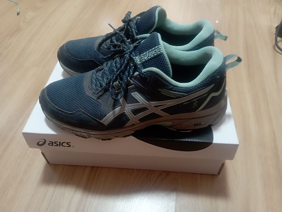 ASICS  кроссовки в отличном состоянии