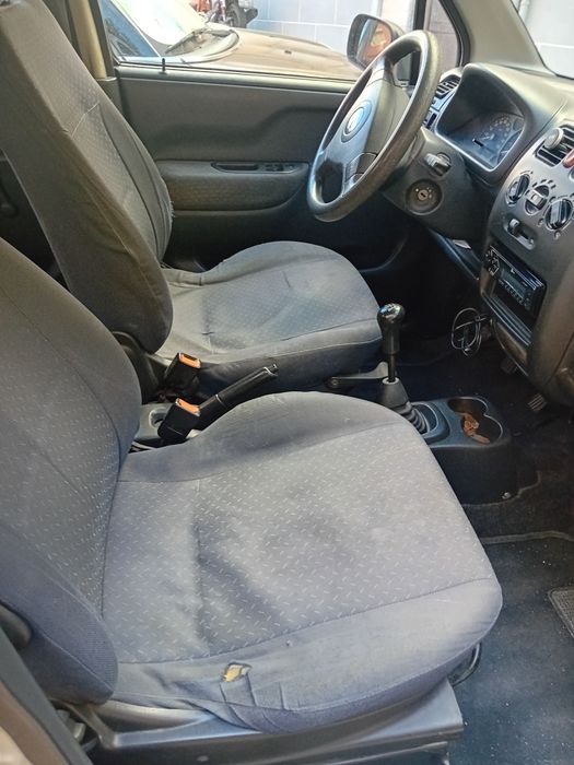 Vendo  carro Suzuki wangonk. Carro anda todos os dias  tem expçao  Seguro 5 passageiros  5 portas  gasolina super econômico