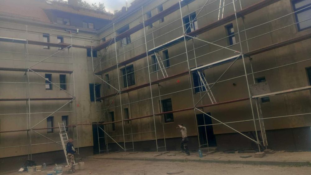 Wynajem rusztowania elewacyjnego Plettac