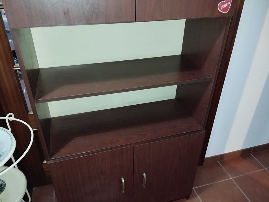 Estante com muita arrumação - estimada