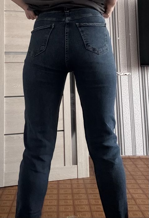 Отдам бесплатно женские джинсы, шапку и теплый капюшон от дубленки