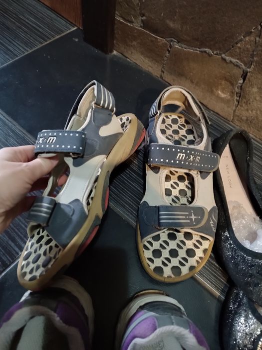 Взуття жіноче 37 розмір кросівки коралки сандалі чоботи хайтопи балетк