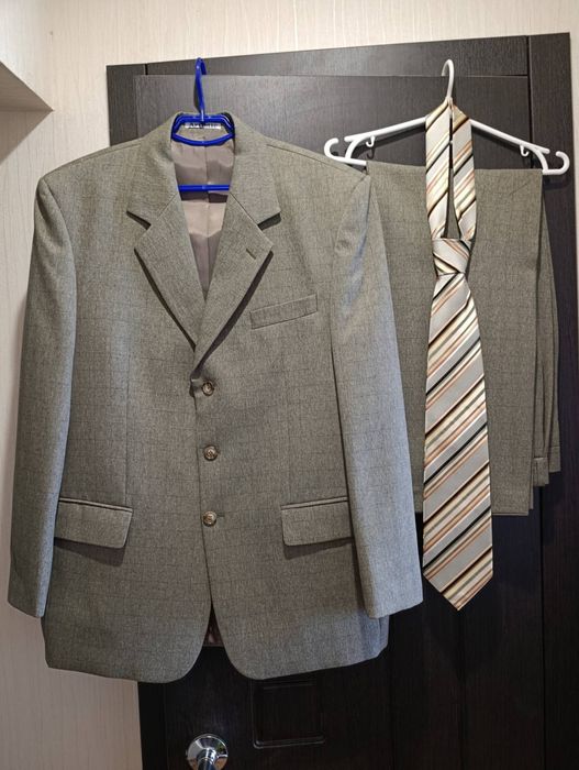 Костюм чоловічий пісочно - сірий колір брюки піджак краватка