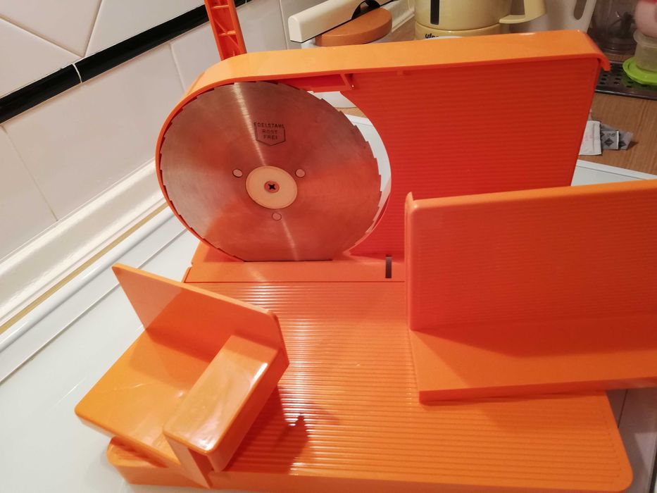 Fiambreira ou queijeira de casa.