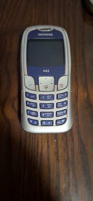 Кнопочные телефоны Siemens и Motorola.