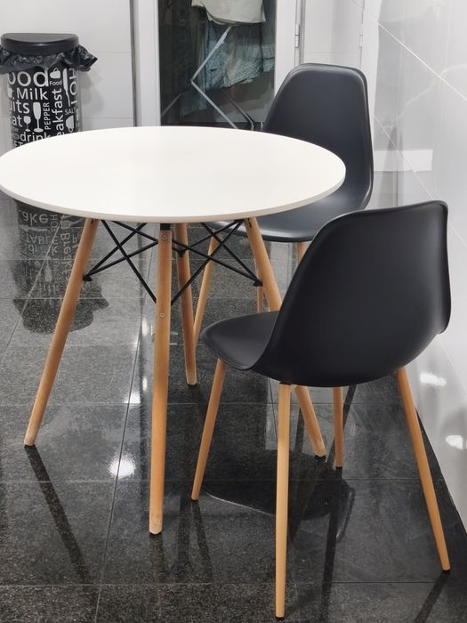 Mesa branca redonda com 80cm