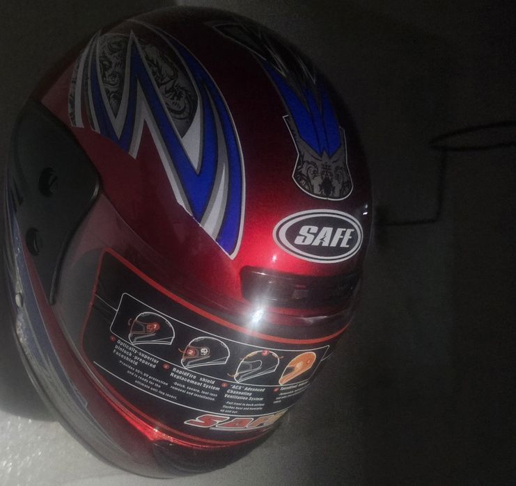 Suportes De Capacete Para Parede Em Bom Estado.