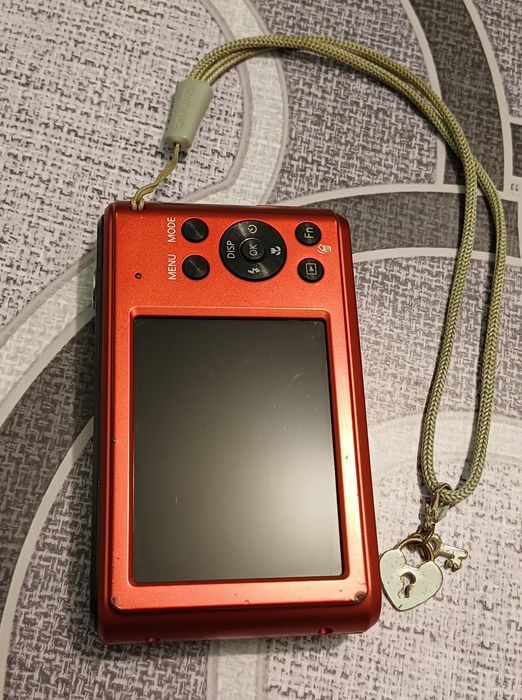 Цифровой компактный фотоаппарат Samsung ES90 красного цвета.