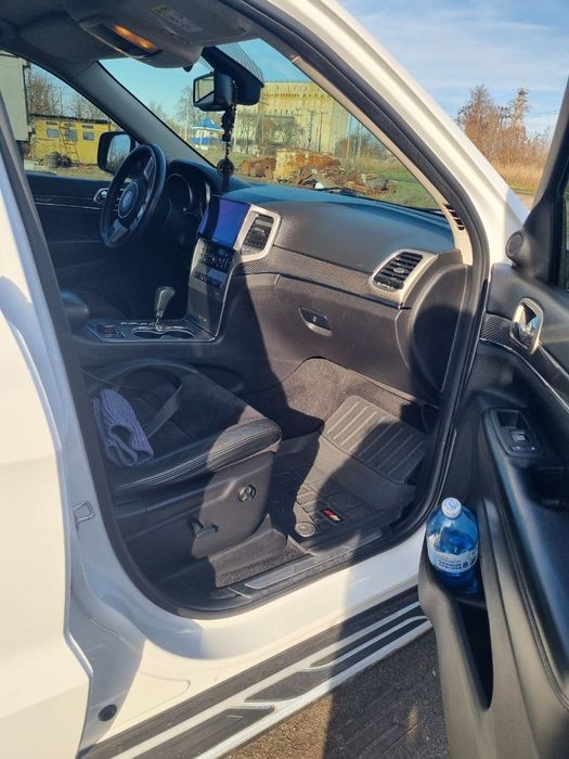 Автомобиль Jeep Cherokee