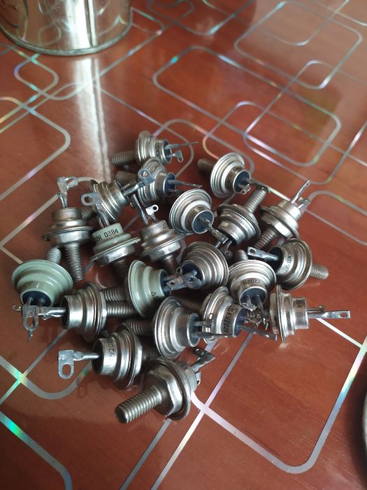 Тиристор КУ202Н кремниевый штыревой  структуры p-n-p-n