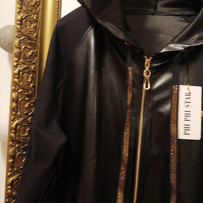 Płaszcz damski jesienny z kapturem.