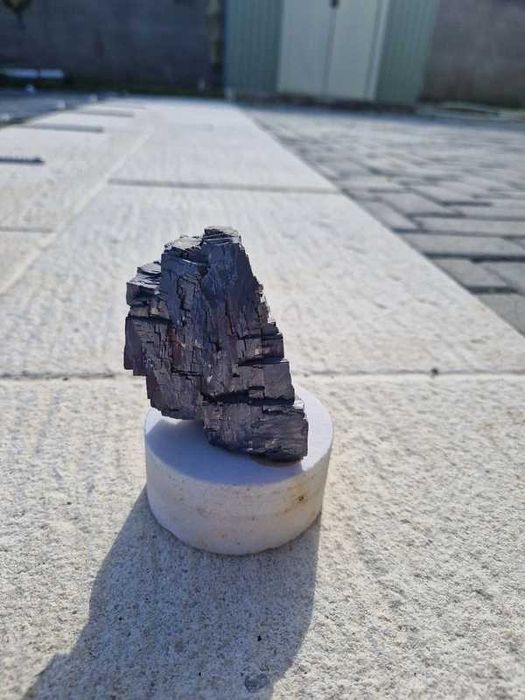 Pedra de volframio com base de marmore