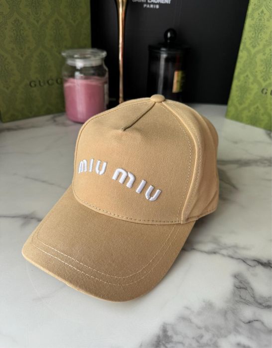 Czapka Miu Miu.