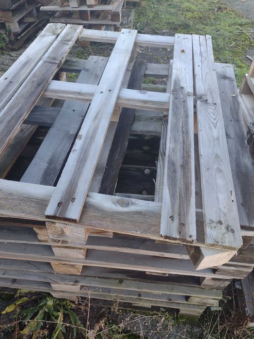 sprzedaję plastikowe i drewniane palety