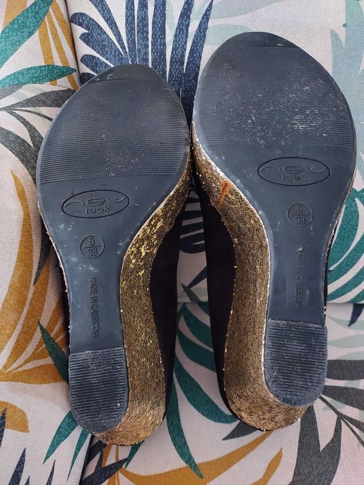 Czarne buty na koturnie