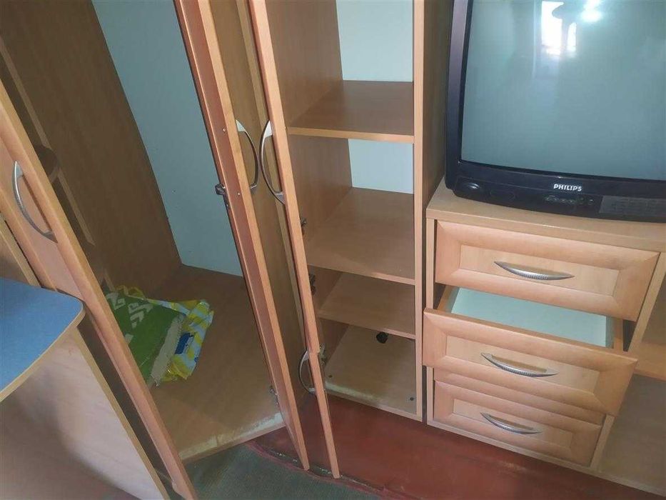 Продам шафу кутову, дуже містку, з антресоллю, колір помаранч. 4500гр.