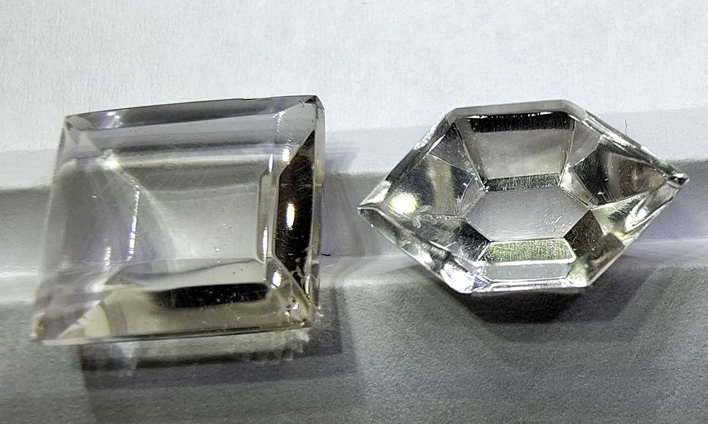 Топаз бесцветный белый прозрачный фантазийной огранки