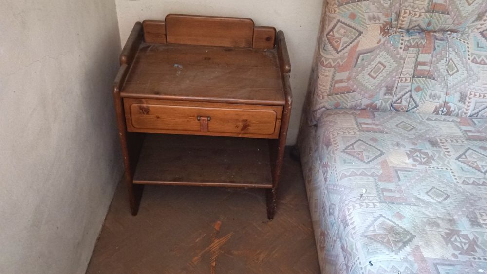 Mesinha cabeceira e sofá