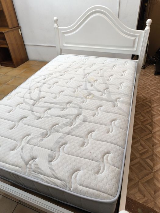 Cama branca com colchão 130 x 197
