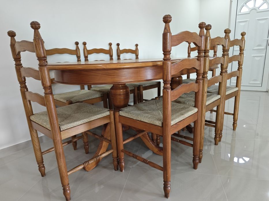 Mesa oval com 8 cadeiras