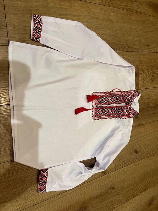 2 вишиванки на хлопчика 10-12 років.