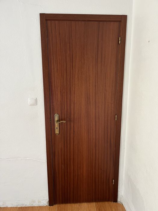 Porta interior castanho