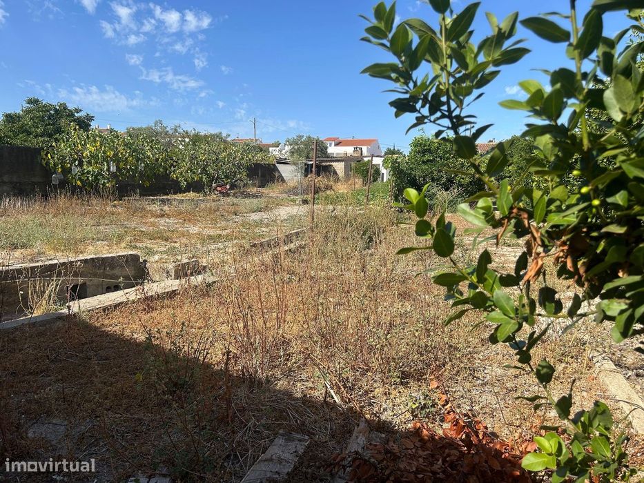 Terreno Urbano Murado com Furo de Água e Eletricidade – Casével, Castr