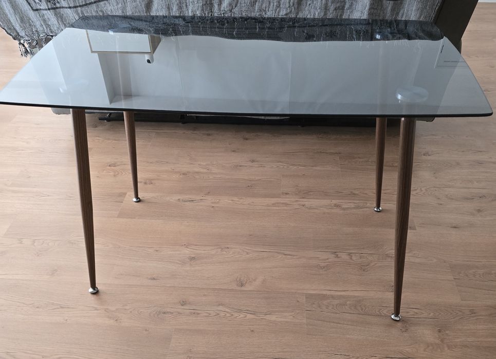 Mesa de vidro e cadeiras