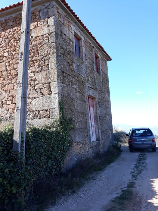 Vendo terreno e casa em Armamar, Queimada