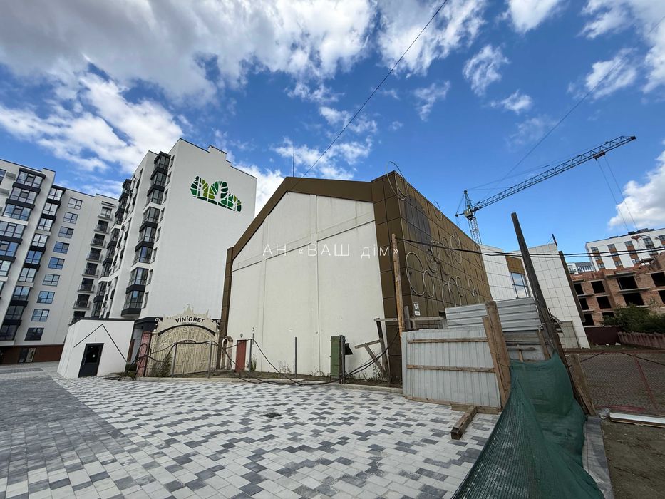 ОРЕНДА приміщення ПОРУЧ із ЖК "ЛИПКИ", закритий двір, власна ПАРКОВКА