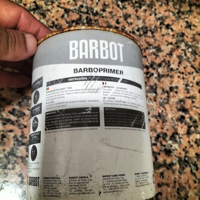 Lata de tinta brilhante cor bege 20L mais primária 1L.