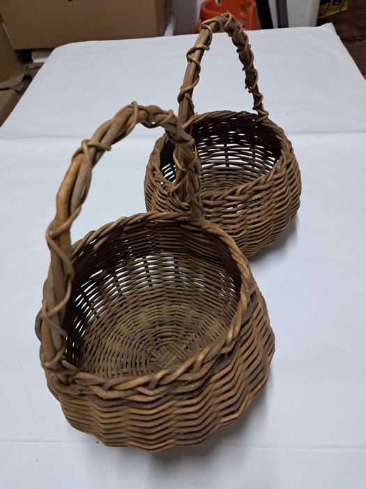 Conjunto de cestos de verga ideais para arranjos de flores