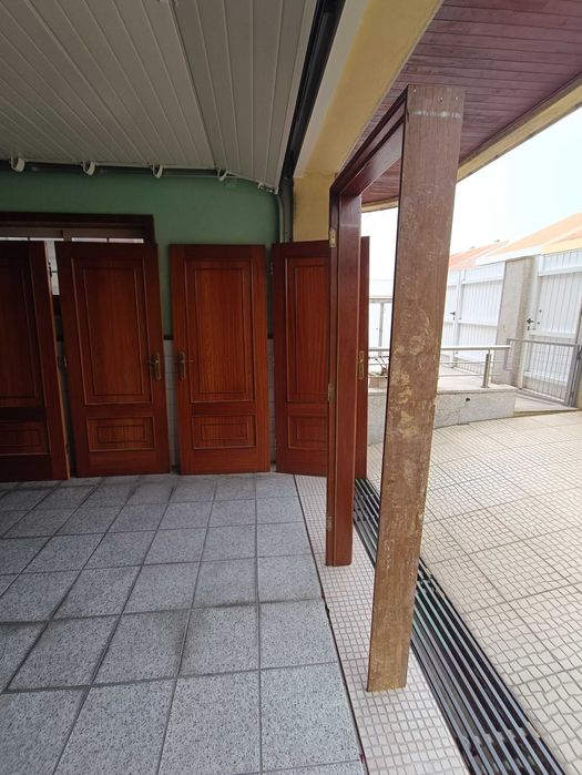 Portas em madeira maciça