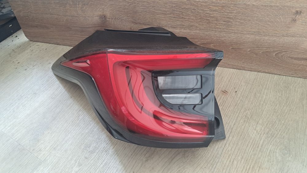 Toyota Yaris IV lampa lewa tylnia tył ładna