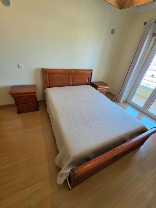 Cama e mesas cabeceiras e camiseiro