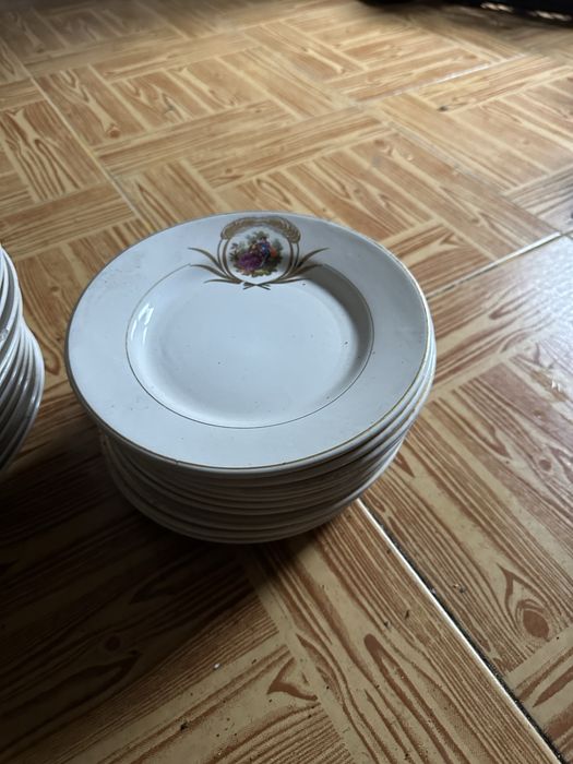 Conjunto de pratos antigos