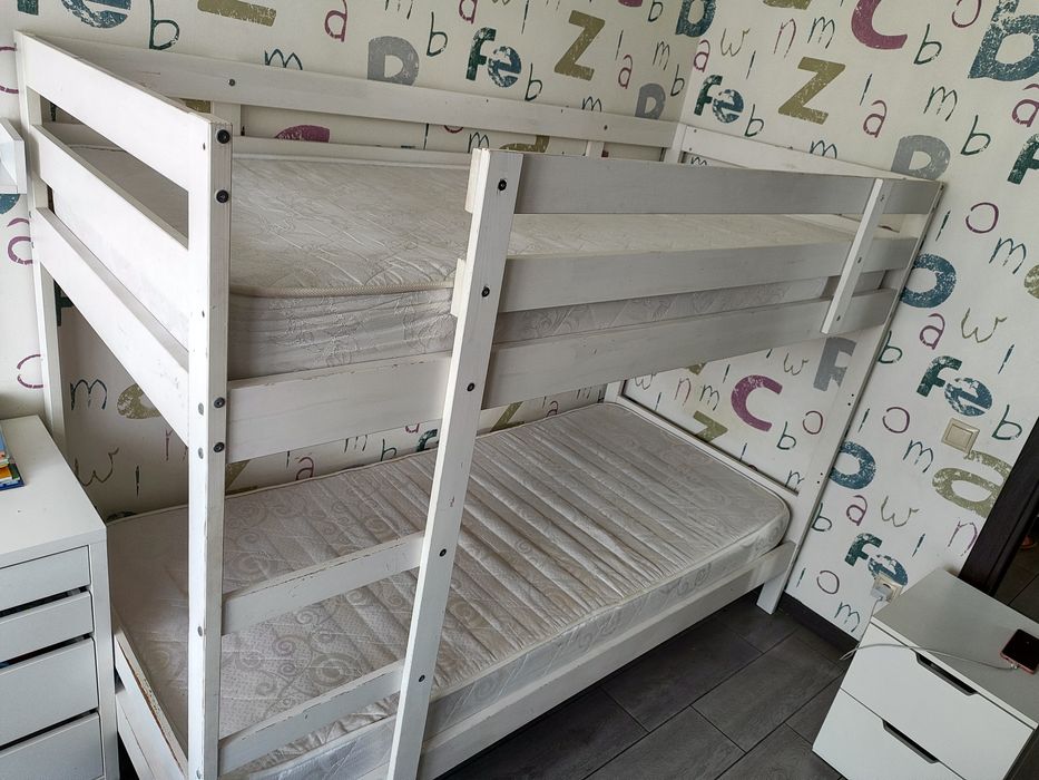 Ікеа меблі б/у дрох ярусне ліжко,шафа,комод,тумбочки ,стіл,крісло