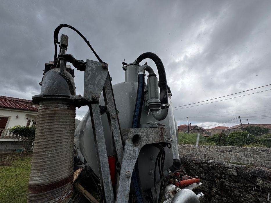 Alfaias e equipamento de construção usado