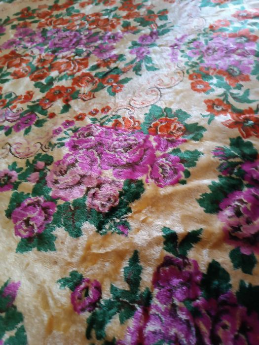 Colcha em veludo com motivos florais, cama de casal.