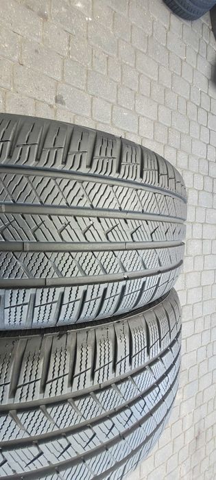 245 /40  R  20   Vredestein