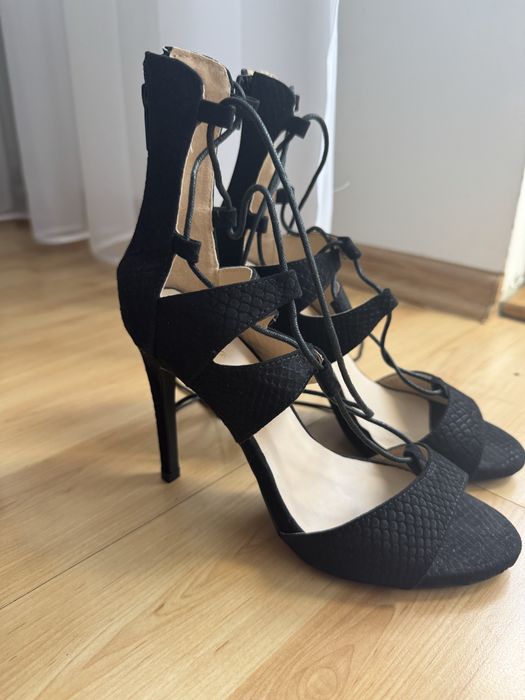 Czarne szpilki sandalki na obcasie wiązane