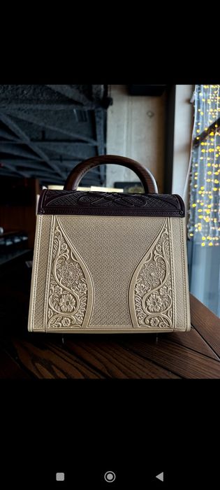 НОВАЯ кожаная сумка ручной работы с тиснением и деревянной ручкой