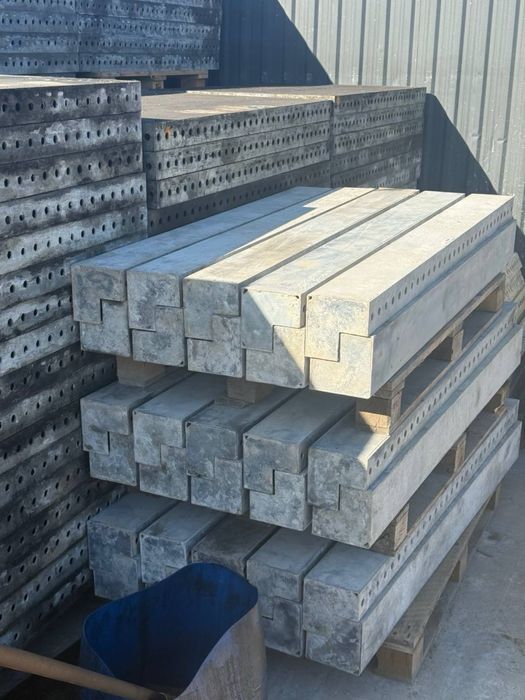 Оренда опалубки перекриття: стійки, балки H20, триноги, корони