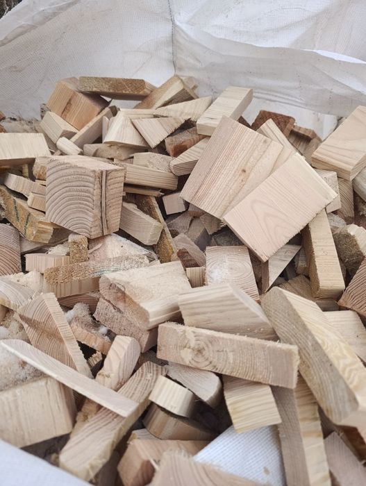 Klocki Ścinki Sosnowe Odpad na Zrębki Pellet Opał