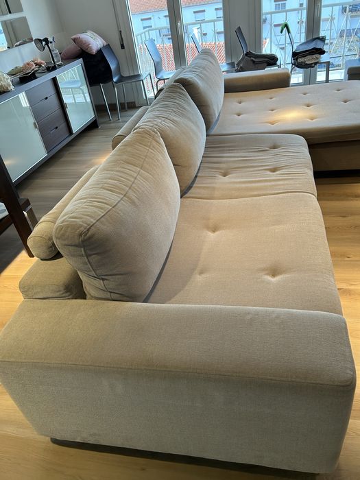 Sofá cor cinza com pés metálicos